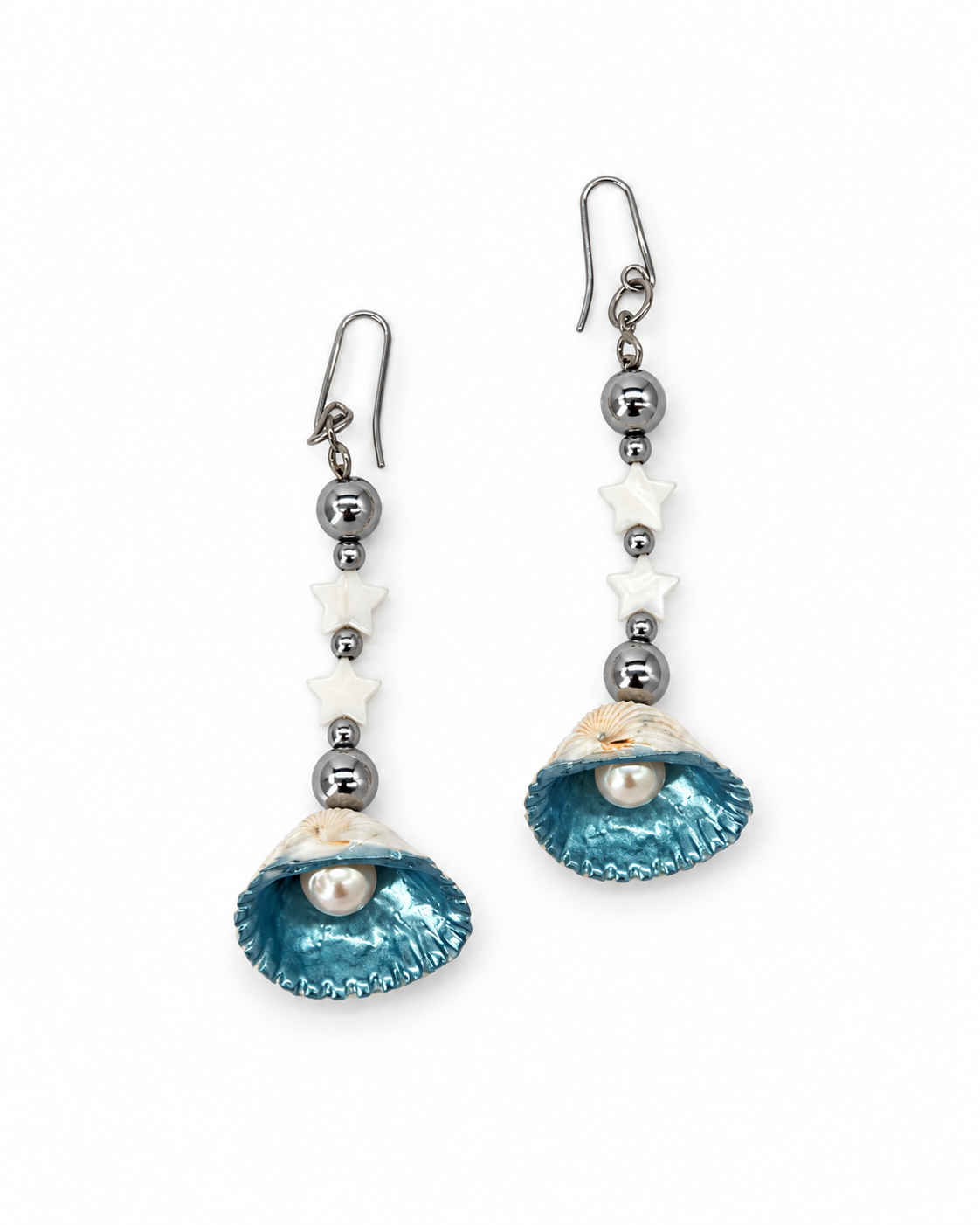 ARETE DE CONCHA CON PERLA Y CADENA DE ESTRELLAS