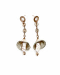 ARETES COLGANTES DE CONCHA DORADA Y PERLA.