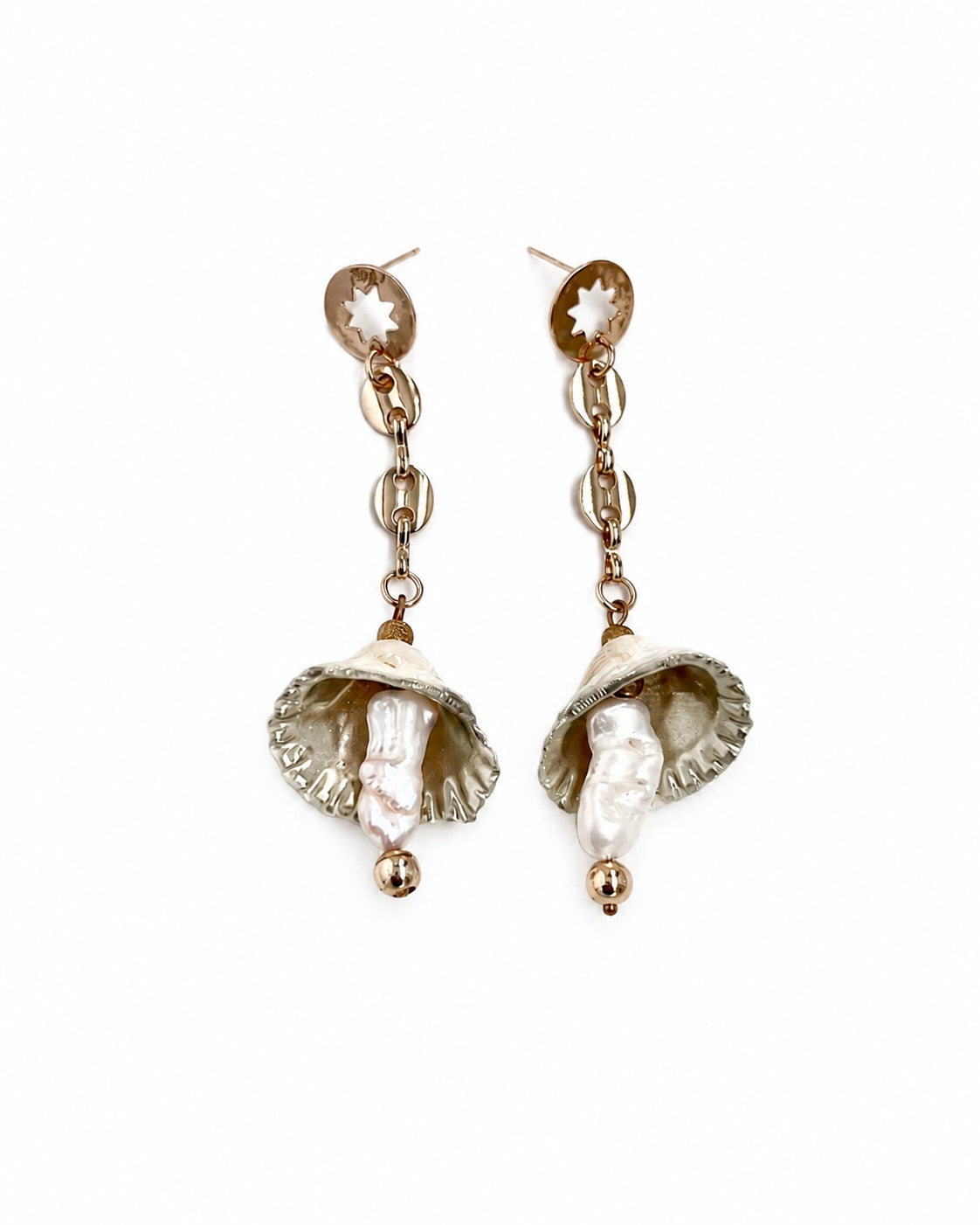 ARETES COLGANTES DE CONCHA DORADA Y PERLA.
