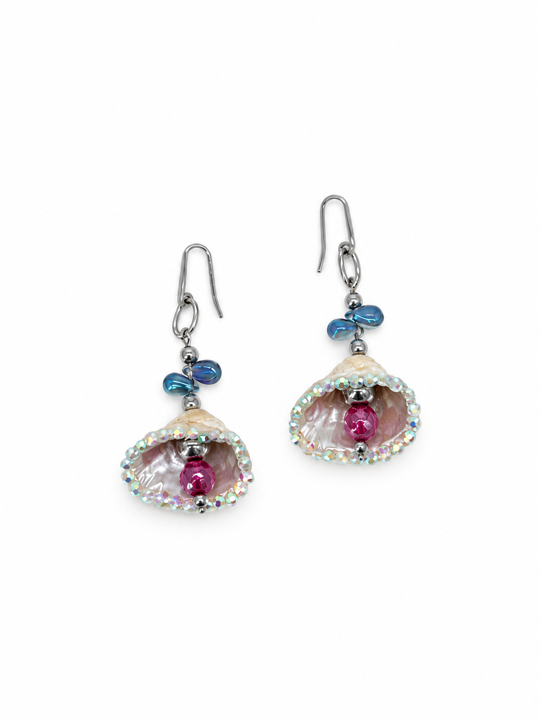 ARETES DE CONCHA CON INCRUSTACIONES Y CRISALES AZULES