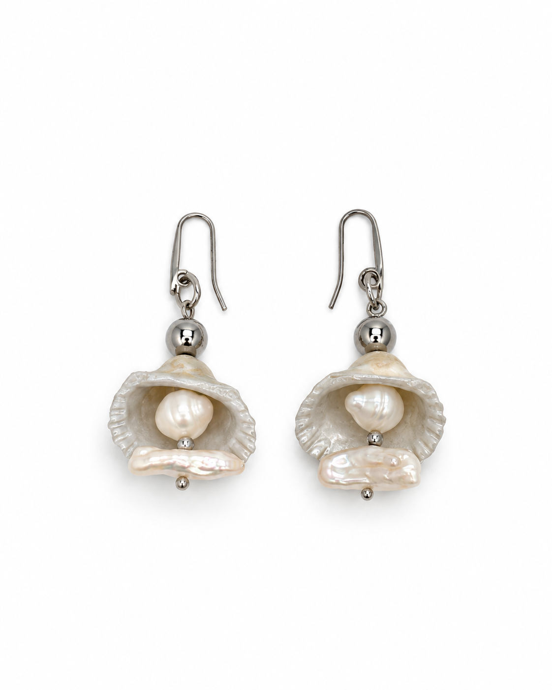 ARETES DE CONCHA PLATEADA CON DOBLE PERLA
