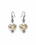 ARETES DE CONCHA PLATEADA VOLTEADAS CON PERLA,  ESTRELLA Y ACERINA