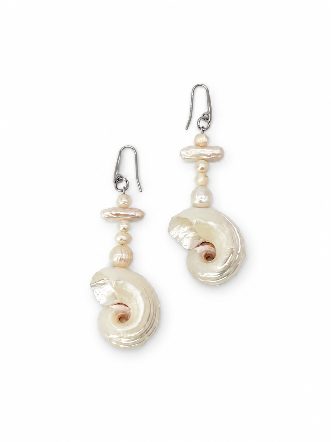 ARETES DE CARACOL CON CRUZ DE PERLAS