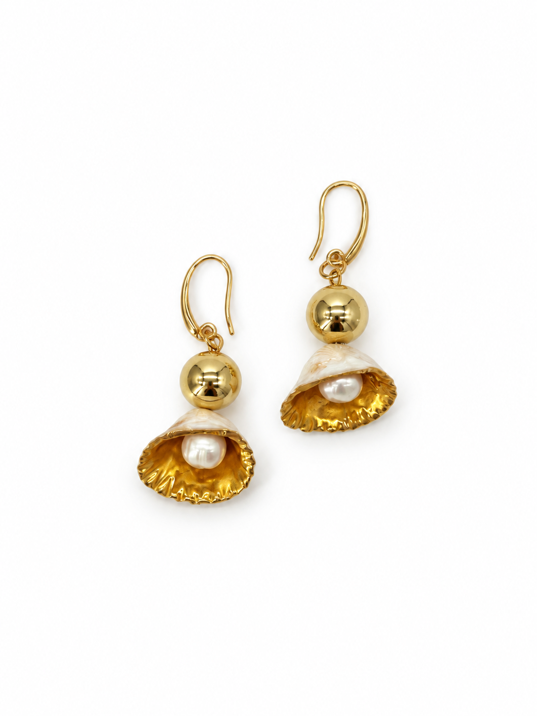 ARETES DE CONCHA DORADA, PERLAS BLANCA Y PLASTIPERLA DORADA