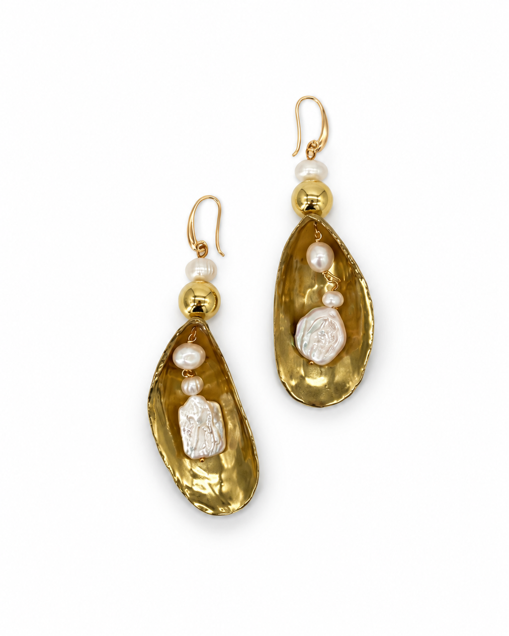 ARETES DE MEJILLÓN DORADOS CON TRIPLE PERLA BARROCA