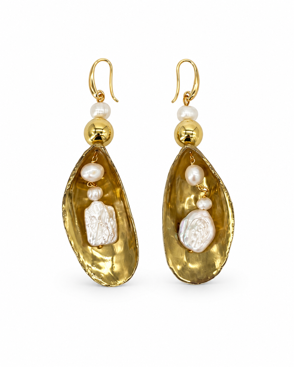 ARETES DE MEJILLÓN DORADOS CON TRIPLE PERLA BARROCA