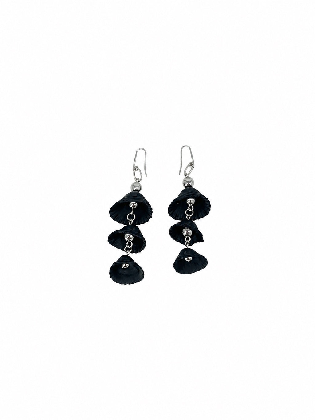 ARETES TRIPLES CON CONCHA NEGRA Y ACERINA