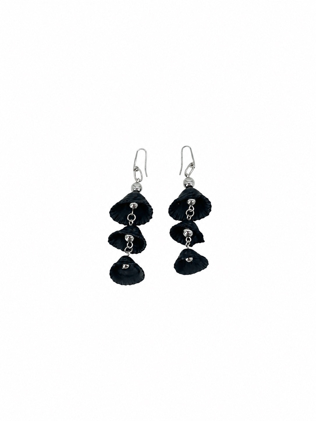 ARETES TRIPLES CON CONCHA NEGRA Y ACERINA