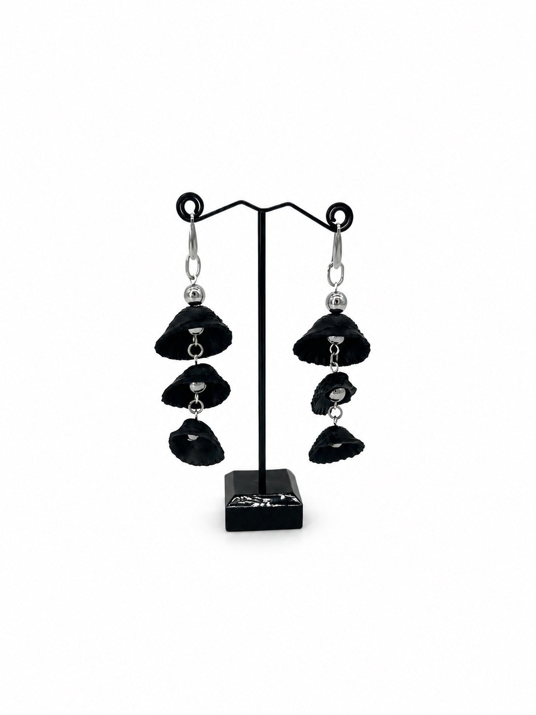 ARETES TRIPLES CON CONCHA NEGRA Y ACERINA