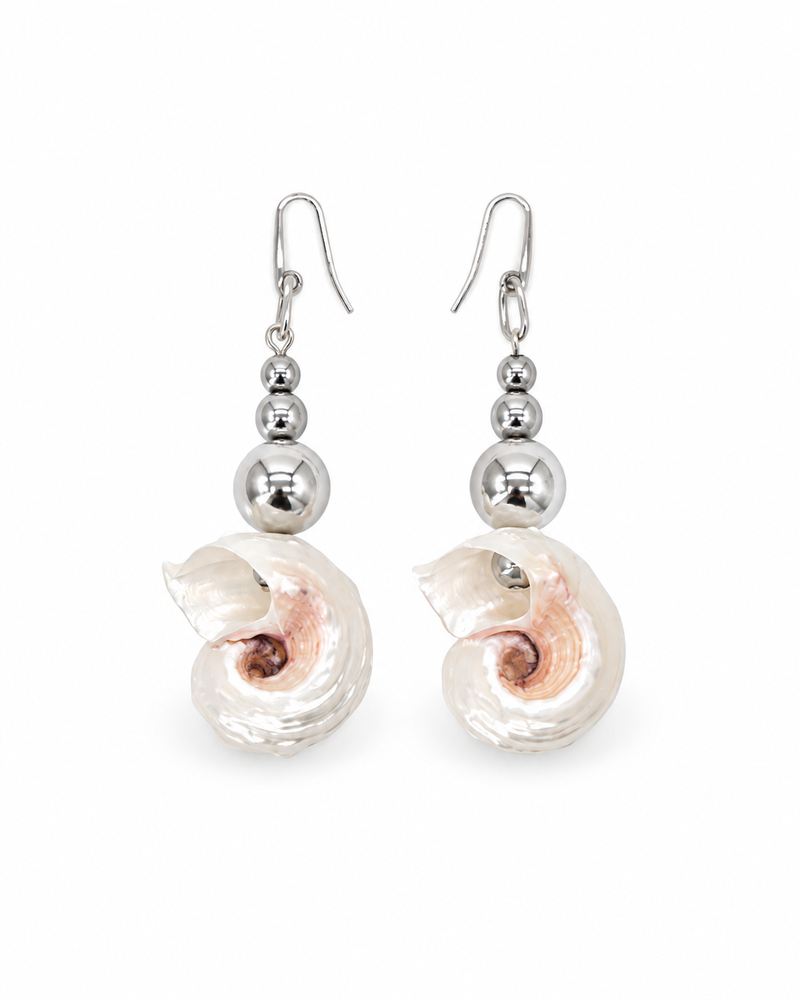 ARETES DE CARACOL CON TRIPLE BOLA PLATEADA