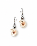 ARETES DE CARACOL CON TRIPLE BOLA PLATEADA