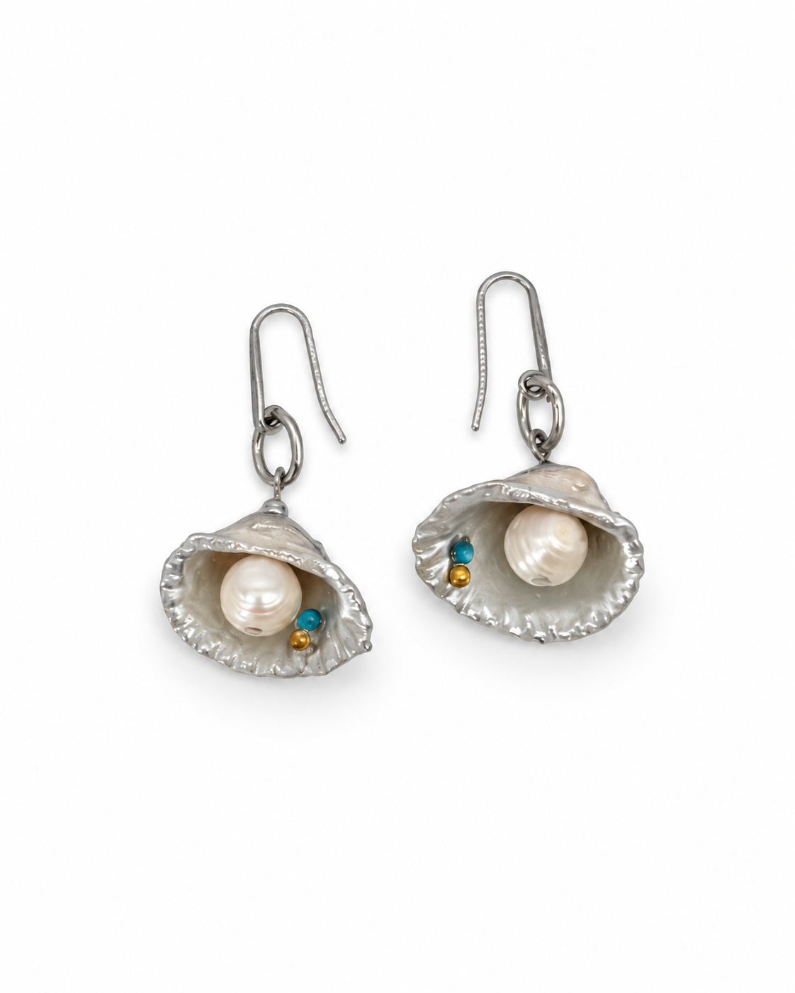ARETES DE CONCHA GRIS CON PERLA BLANCA E INCRUSTACIONES CRISTAL