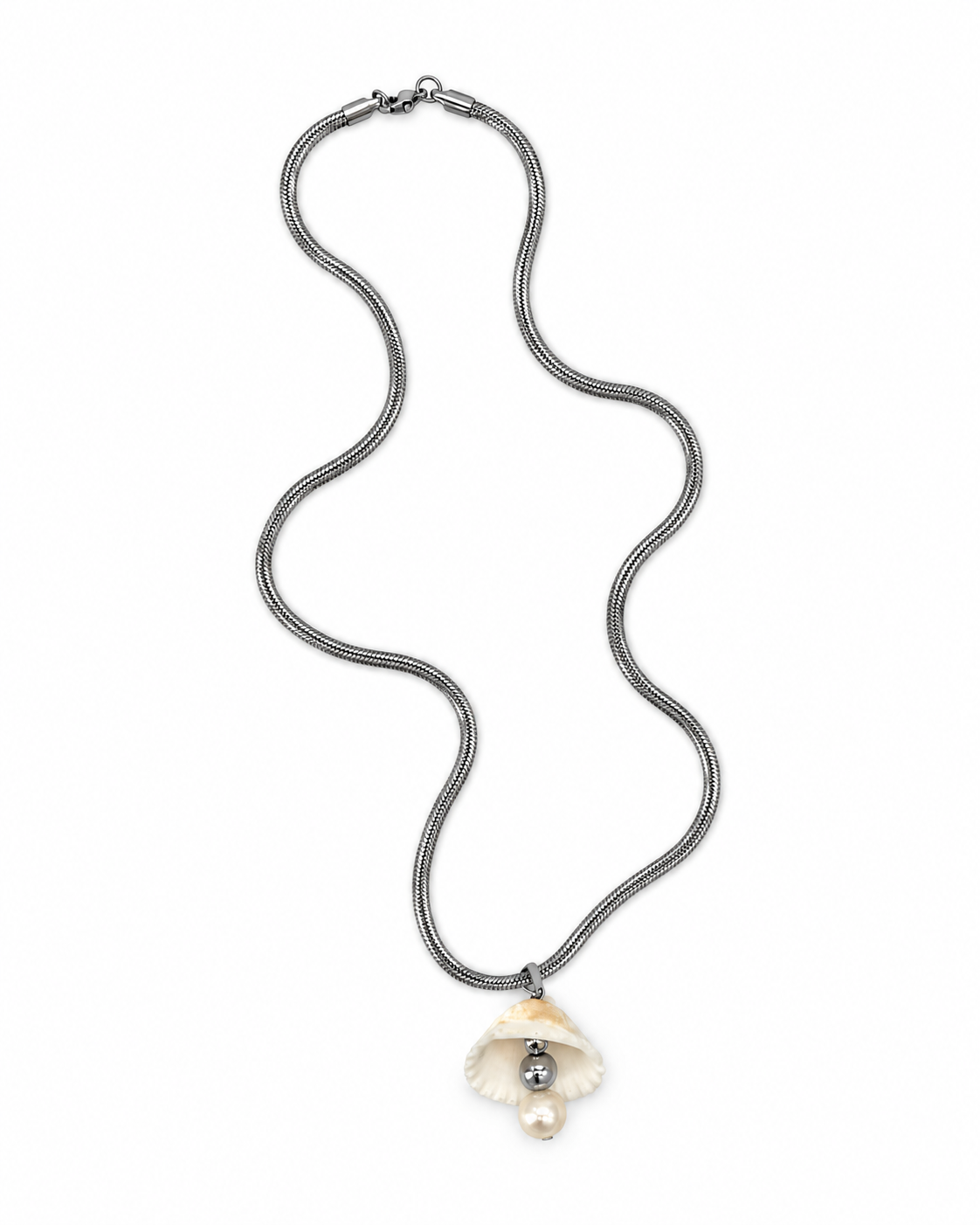 COLLAR PANZA DE VÍBORA DIJE DE CONCHA Y PERLA
